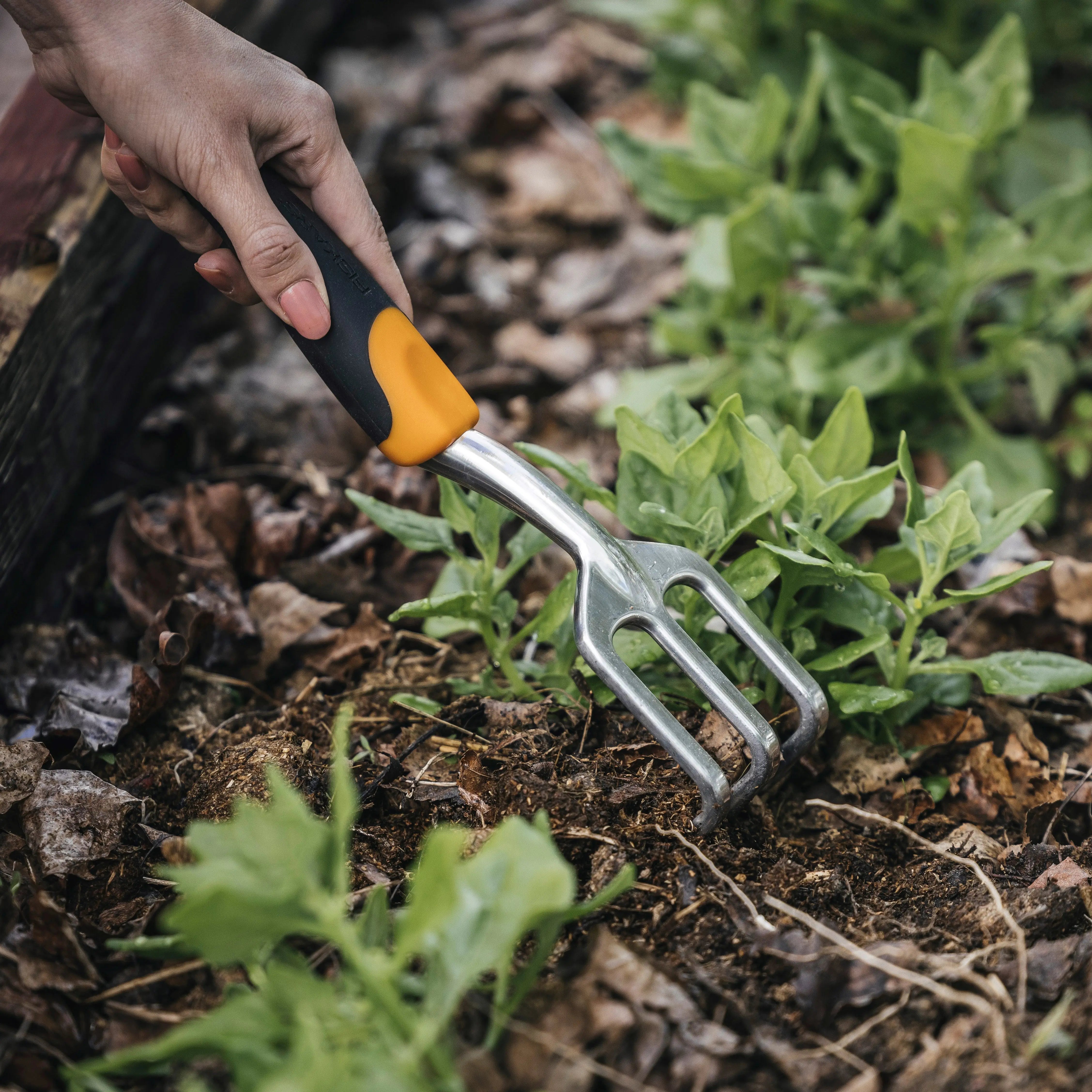 Fiskars Ergo Cultivator Garden Tool with Aluminum Head and Ergonomic Handle, 0.56 Pounds, Orange Hand C Mart